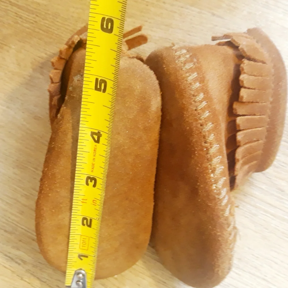 Minnetonka Fringe Moccasins / Baby Size 2 Tan Leather Moccasins